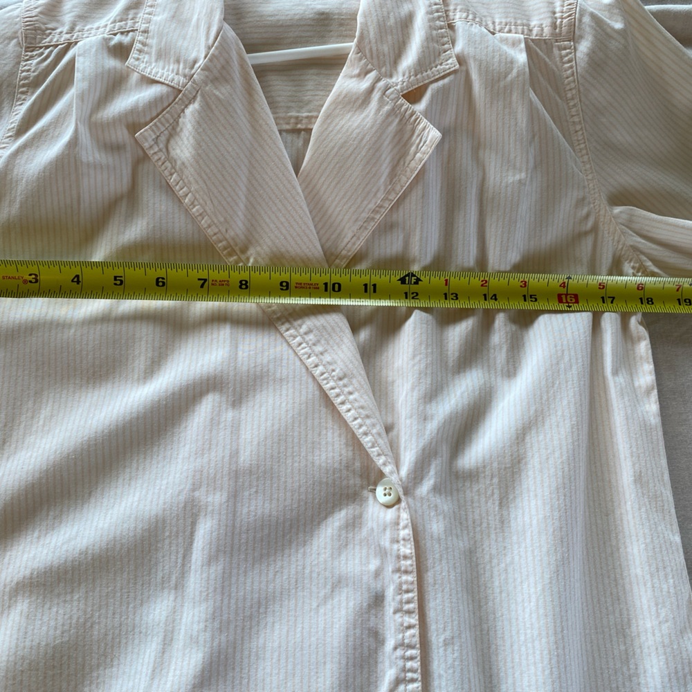 Bundle 10 (4-5$) items for a 10$ offer. Liz Claiborne peach pinstripe top - Picture 7 of 7
